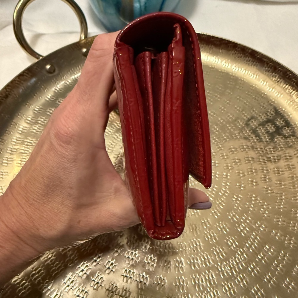 Gucci Red Clutch with Glossy Finish and Fold-Over Design - Picture 14 of 15